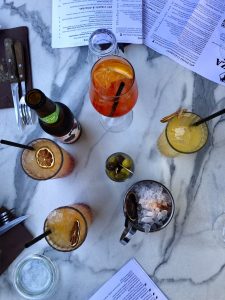 Table de restaurant avec cocktails